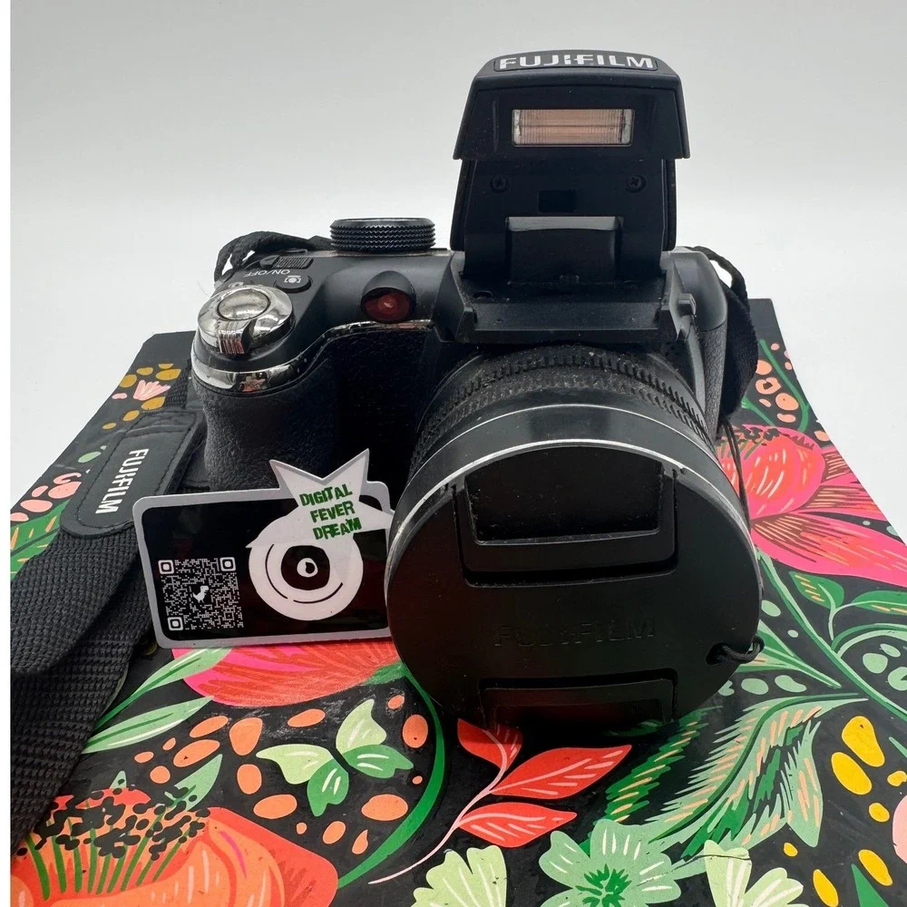 Fujifilm FinePix S4200 Digital Camera 14MP 24x Zoom Black SD Card Strap Cap